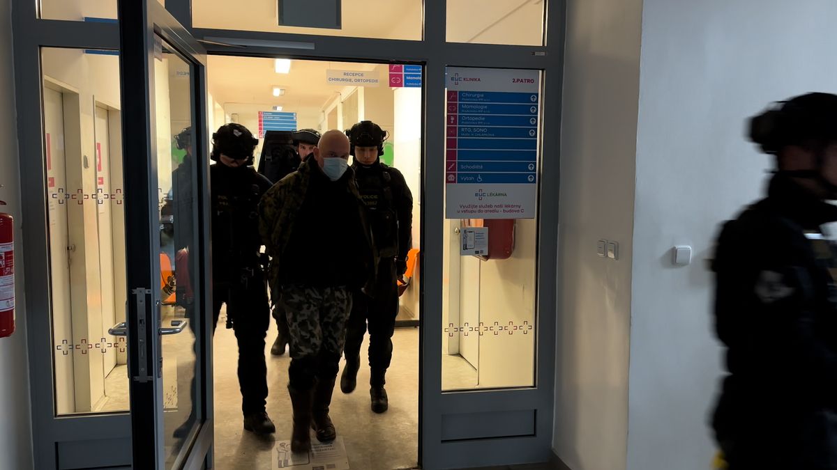 Muž se zbraní se pohádal u vjezdu do kliniky v Praze. Zasahovali policisté se samopaly